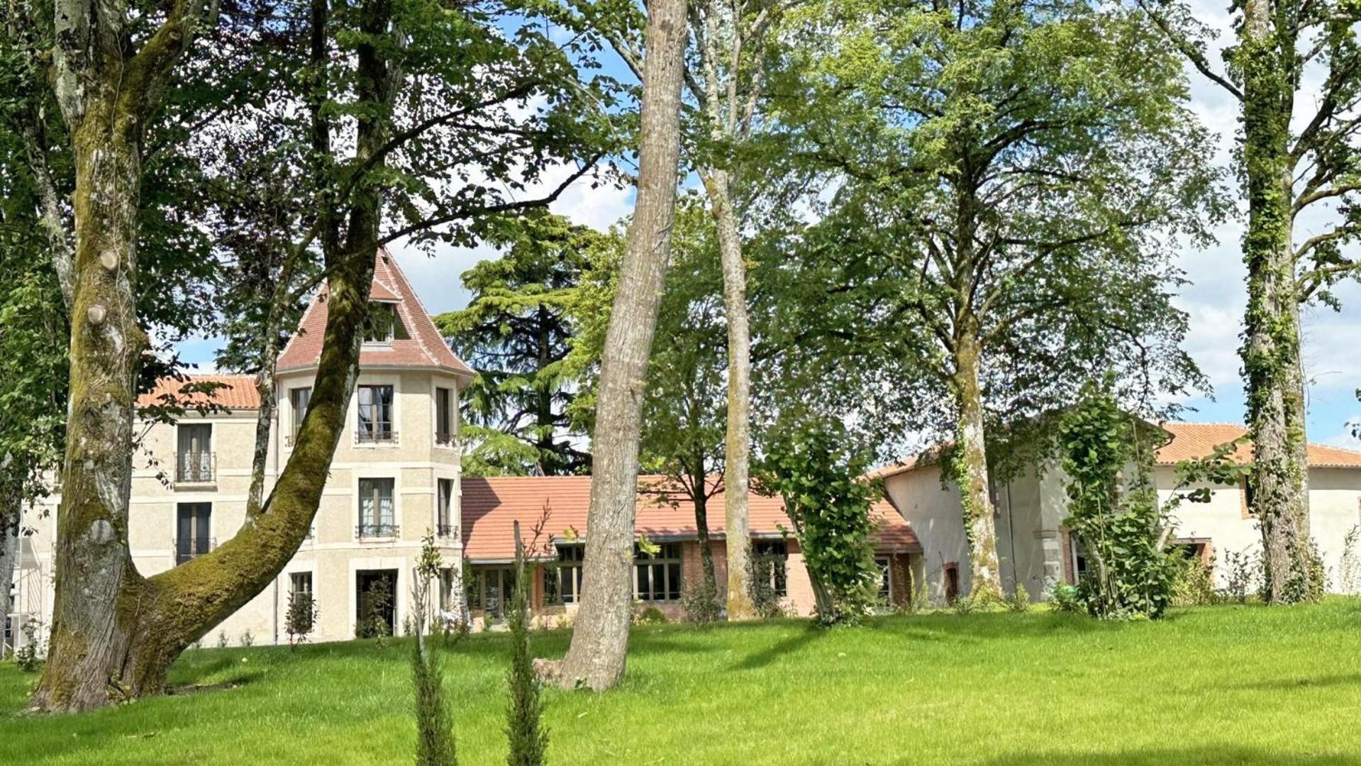 Le Manoir Des Perrieres Bed & Breakfast Rochechouart Exterior photo