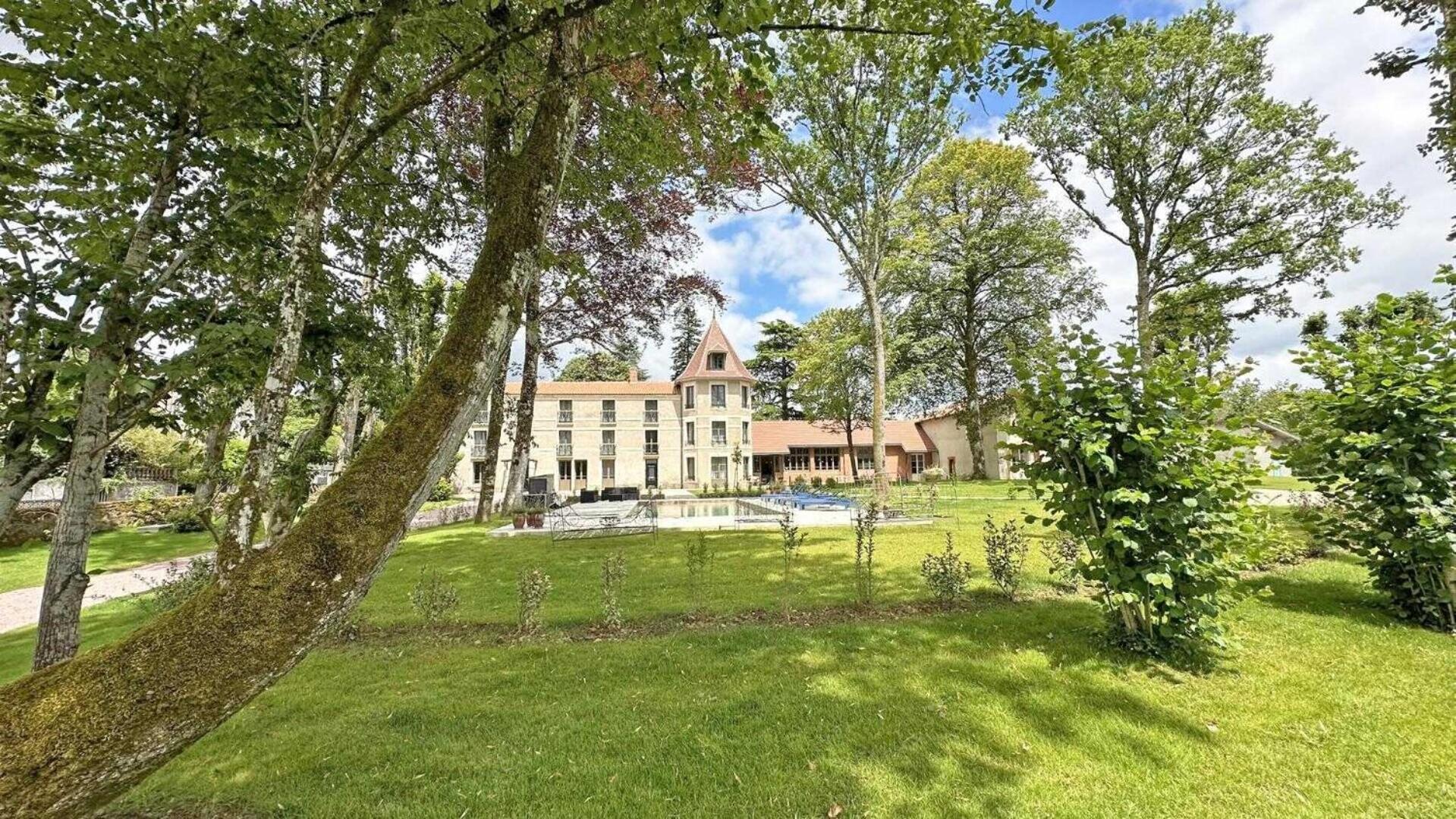 Le Manoir Des Perrieres Bed & Breakfast Rochechouart Exterior photo