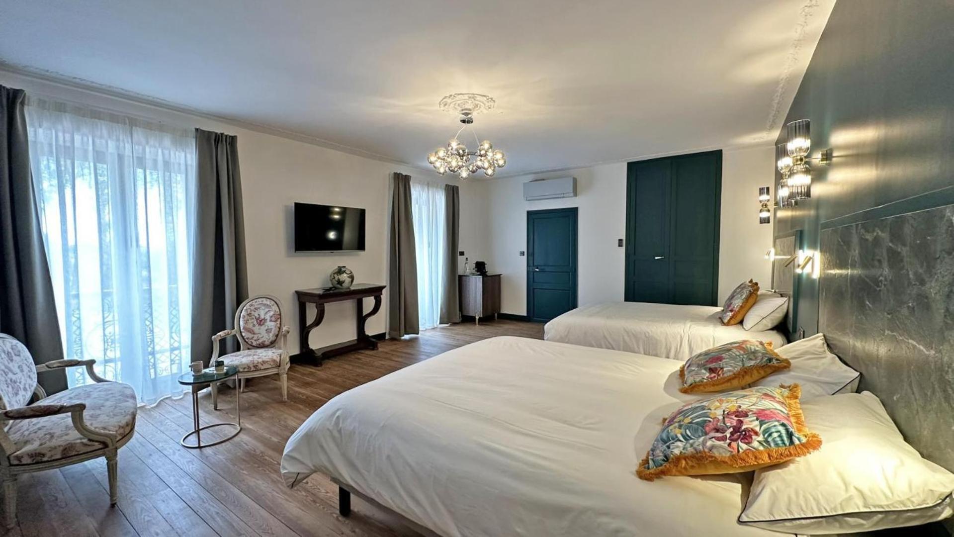 Le Manoir Des Perrieres Bed & Breakfast Rochechouart Exterior photo